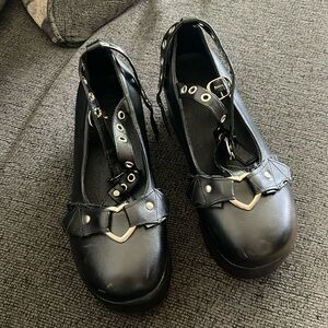 Black shoes used size 38 USA 7 but fit a little tight so maybe like a 6 or 6.5